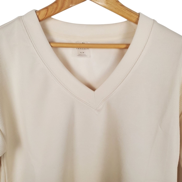 Danskin Women's Cream V-Neck Sweater. S/P - Picture 3 of 13